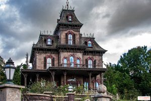 Elle VIT dans une MAISON HANTÉE - partie 1