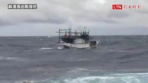 蘇澳漁船龜山島海域故障 海巡馳援戒護今晚返港（蘇澳海巡隊提供）