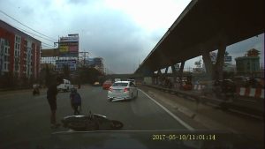 Ces 2 gars en scooter s'eclatent contre le pare-choc d'une voiture