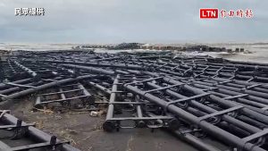颱風重創離岸太陽光電浮台！設施殘骸滿佈屏東海岸（民眾／屏東縣政府提供）