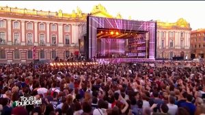 Selah Sue chante "Alone" en live à Toulouse