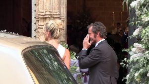 Paty Sánchez Flores deslumbra en su boda con su vestido de novia: escote luna, fular a modo de cola y la compañía de su padre Quique
