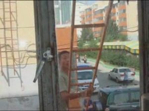 内蒙警察砸窗扔毒气弹　绑架一家五口
