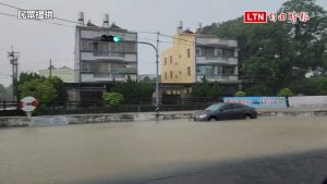 彰化花壇暴雨 大排潰堤、轎車滅頂（民眾提供）