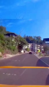 L'idiot du jour : Il fait tomber son convoi exceptionnel sur une voiture