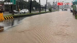 畫面曝光！南投竹山雷雨強襲 國3交流道口一度淹沒（民眾提供）