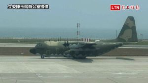 逾千旅客塞爆金門尚義機場 國防部出動3架次軍機疏運（立委陳玉珍辦公室提供）
