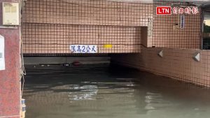 雨炸彰化 大雨衝進鹿港大樓停車場汽機車慘滅頂