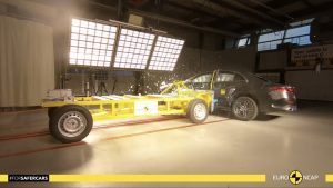 VÍDEO: El Mercedes Clase E, una de las berlinas más tecnológicas del mundo, se enfrenta a las pruebas de seguridad