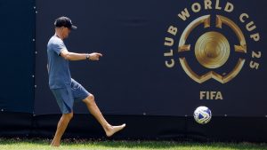 Puro Luis Enrique: 'earthing' en el entrenamiento, un 'francotirador' y Al-Khelaïfi cerca del equipo