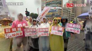 台中暴雨中站街頭 黃捷痛批藍委「地方親切、立院毀憲」（何欣純立委提供）