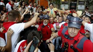 La llegada de Morante de la Puebla al Hotel la Perla tras conquistar la puerta grande de Pamplona