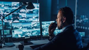 Un agent de sécurité... voit des choses FLIPPANTES.