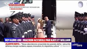 Emmanuel Macron a fait un baise-main aérien à Kate Middleton après sa descente de l'avion - BFM TV