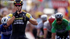 Dylan Groenewegen canta victoria en Chartres y Van Avermaet conserva el liderato