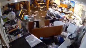 Una oficina se inunda en cuestión de segundos por las fuertes riadas en EEUU