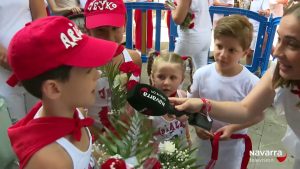 Ofrenda floral de los más pequeños a San Fermín