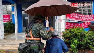最強援軍！雨炸台東 國軍弟兄衝山區協助撤離（軍方提供）