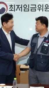 내년도 최저임금 290원 오른 1만320원…17년만에 합의 결정