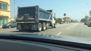 Un camion percute plusieurs voitures et prend la fuite