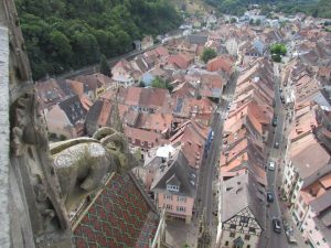 Sur le portail nord de la collégiale de Thann, Michaël Prevost ,sculpteur, restaure les statues de saint Thiébaut et de sainte Marguerite