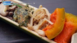 自己砍竹子做竹筒糯米飯 竹膜黏鍋巴每一口都是竹香