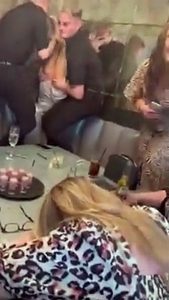 Elle se retrouve coincée dans une position très gênante au restaurant !