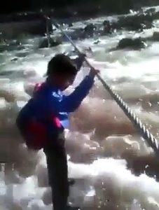 Un enfant vraiment motivé pour aller à l'école ! Route extrême