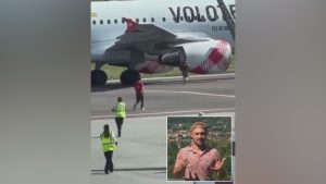 Un hombre se cuela en la pista de el aeropuerto y termina succionado por el motor de un avión