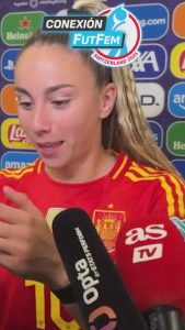 ATHENEA DEL CASTILLO REACCIONA A su GOLAZO A ITALIA AL VERLO POR PRIMERA VEZ!