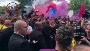 Neymar se présente au groupe ICI CEST PARIS