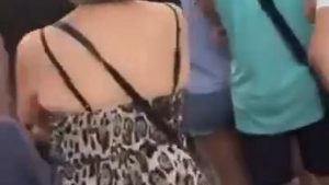 Un hombre y una mujer gritando de forma racista contra la presencia de ciudadanos marroquíes en la concentración de Torre Pacheco.