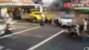 新北公車司機疑暈眩撞擊4車 機車乘客受困車底不治（翻攝畫面）