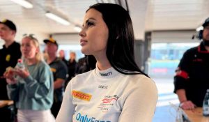 元レーサーのオーストラリア人、奇抜な質問でインターネットを沸かせ、ファンを熱狂させる