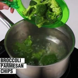 Healthy broccoli parmesan chips! 🥦😋