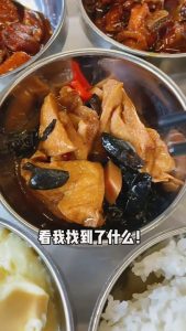 「国企打工人」炸酱面，糖醋排骨，蒜苔炒肉，炒土豆丝，黑椒土豆牛排，黄金水蒸蛋，绿豆汤，番茄炒鸡蛋，红糖发糕...