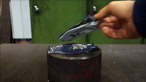 Nokia 3310 vs Presse hydraulique