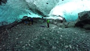 Session d'escalade sur glace magnifique en Islande dans un décors à couper le souffle