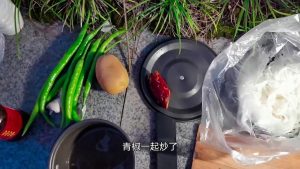 骑行重庆，公路边做饭，被大爷围观
