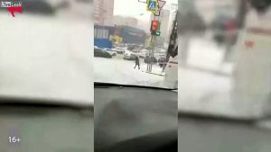 突っ込んできた車は止まれない転んだ女性はこのあとどうなる
