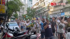 罷免徐巧芯300人掃街 被嗆「滾出去」狂吼「大罷免大成功」反擊
