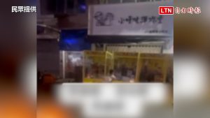 嘉市文化路夜市抓娃娃店被球棒猛砸 警方逮人送辦(民眾提供)