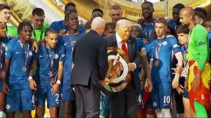 Trump desoyó a Infantino y se quedó en el podio con el Chelsea