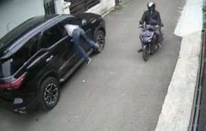 VÍDEO: Ladrones que actúan en segundos... Por eso no se deben dejar a la vista objetos de valor dentro de un coche