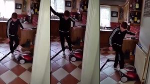Après avoir essayer de démarrer l'aspirateur ce garçon à enfin compris qu'il fallait le brancher !