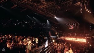 Le groupe Triangle des Bermudes chante son tube "Charger" aux Flammes