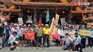 護國大遶境「勇腳組」前進新北市 頂烈日籲投同意罷免票