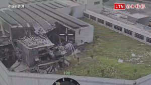 台泥三元電池廠火滅仍警戒！屋頂持續射水降溫 24小時監測空品（市府提供）