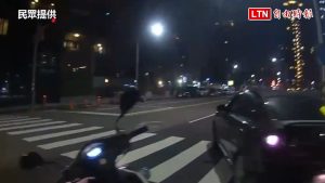 高雄男開車拒檢加速逃 受困車陣被逮搜出喪屍煙彈（民眾提供）