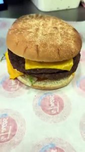 Big hamburger with two 180g beef patties #BigHamburger #BeefPatties #GourmetBurger #BurgerLovers #DeliciousFood